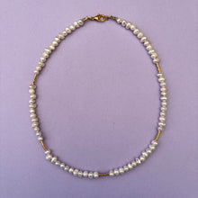 Load image into Gallery viewer, Süßwasser Perlenkette Handgefertigt mit golden Perlen