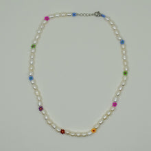 Load image into Gallery viewer, Eine handgefertigte Perlenkette mit Gänseblümchen-Motiven, gemeinsam mit einer türkischen Kunsthandwerkerin hergestellt. Die Perlen sind naturbelassen und variieren in Form, Größe und Farbe. Die Kette wird in einem kleinen Stoffbeutel zur Aufbewahrung geliefert. Der Ton ist elegant und herzlich und betont Handwerkskunst sowie kulturelle Authentizität.