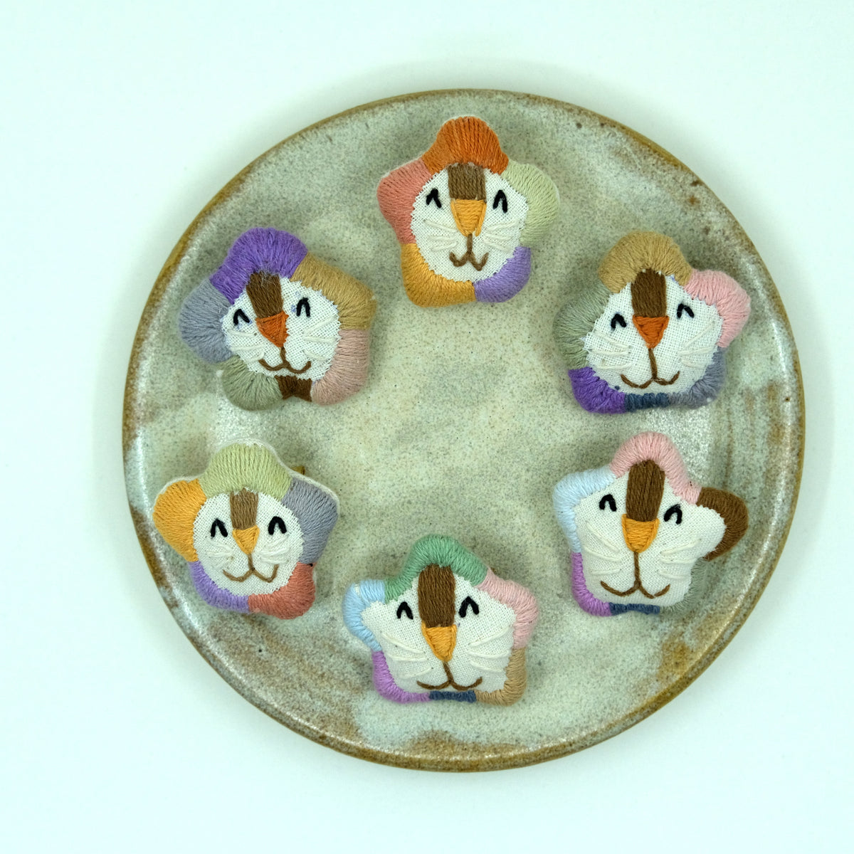 Handgestickte Tierbroschen