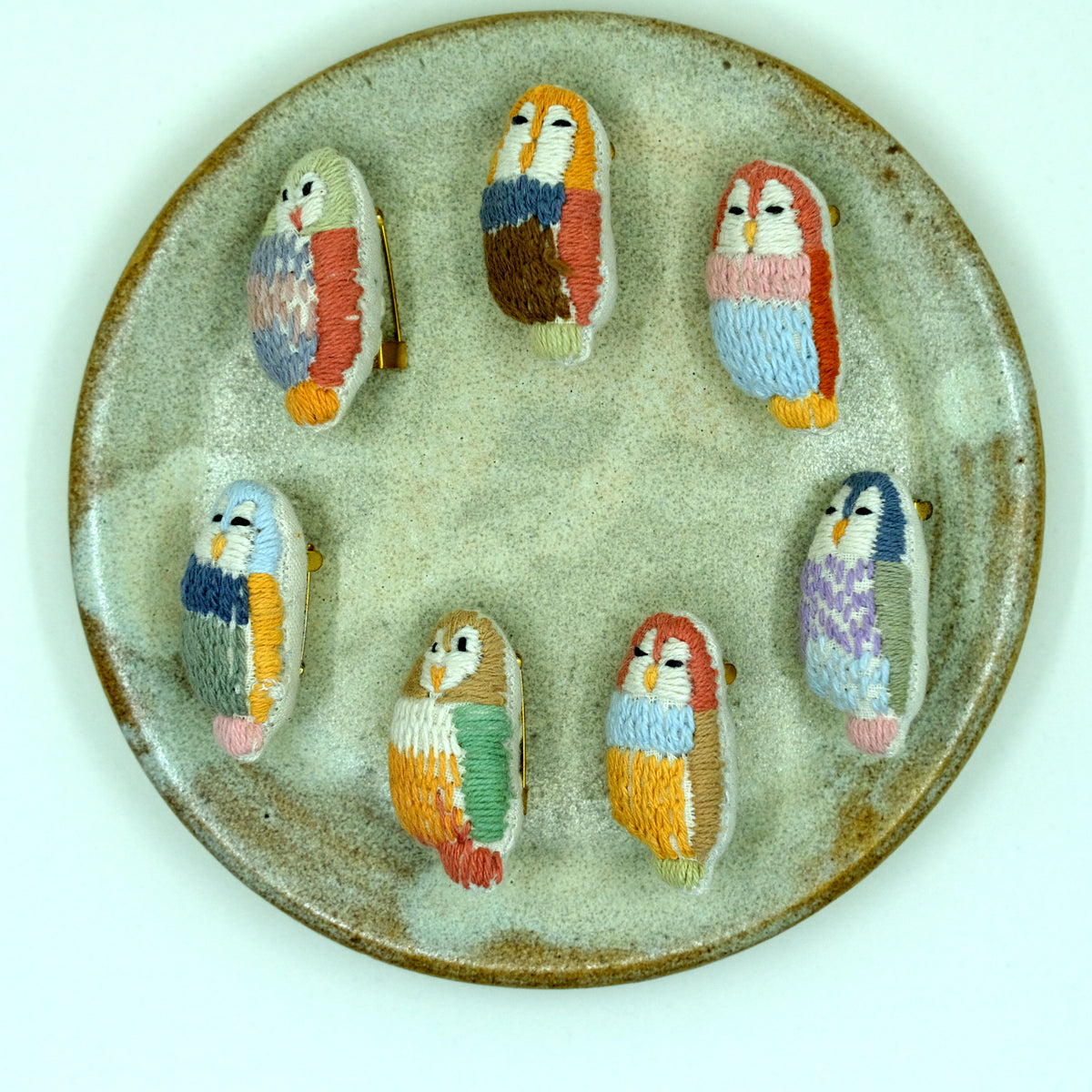 Handgestickte Tierbroschen