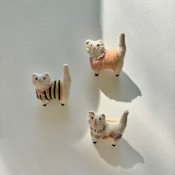 Verspielte Tierbrosche