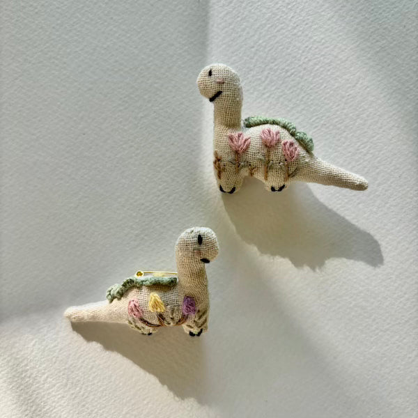 Verspielte Tierbrosche