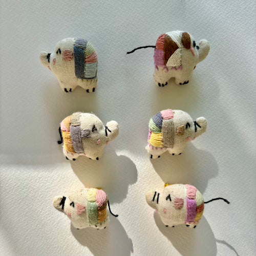 Verspielte Tierbrosche