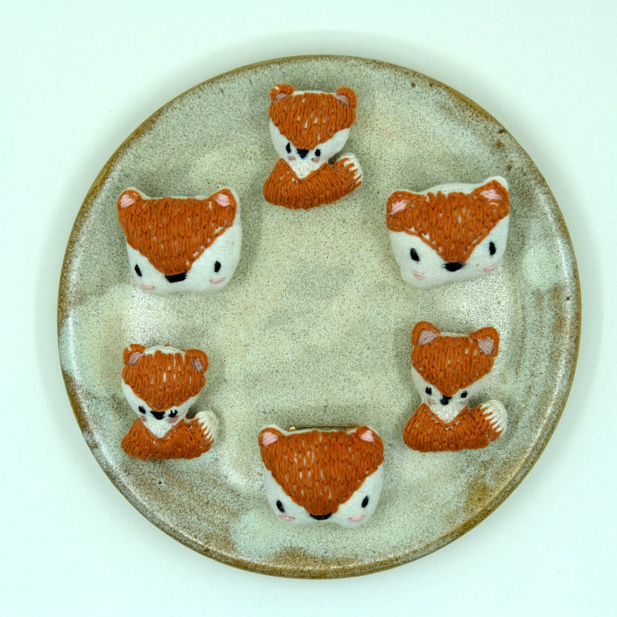 Handgestickte Tierbroschen