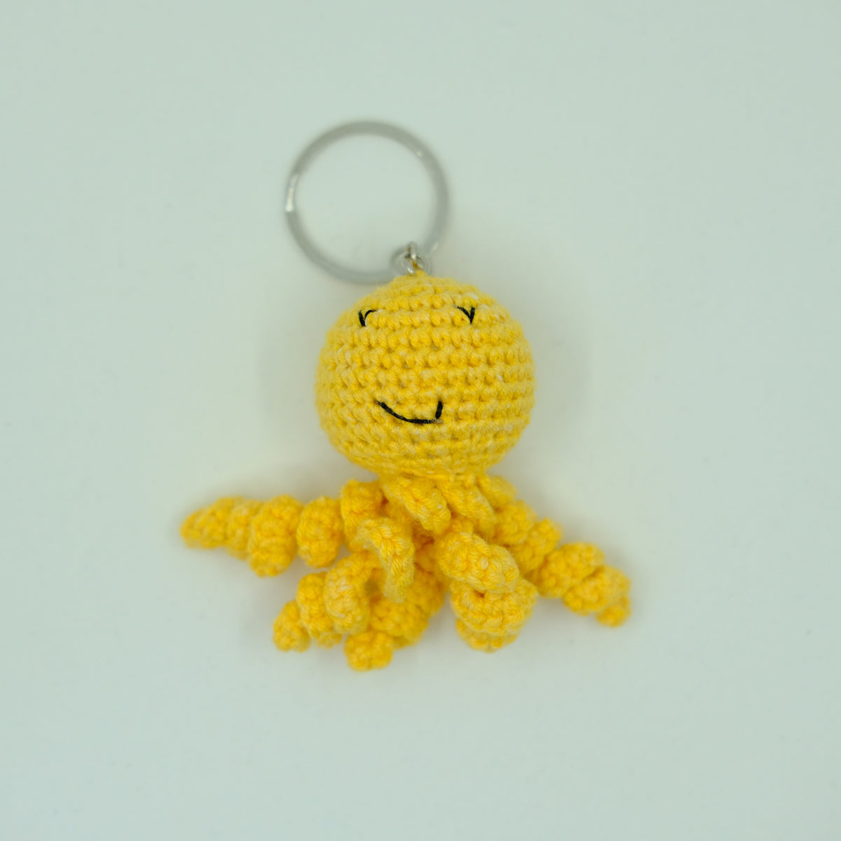 Quallen-Taschenanhänger aus Häkelarbeit