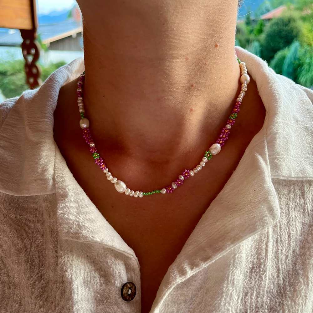 Your necklace comes with a sweet little sack—perfect for keeping your treasure safe when you're not wearing it. 

100% handmade pearl flower necklaces will be indispensable for summer combinations!