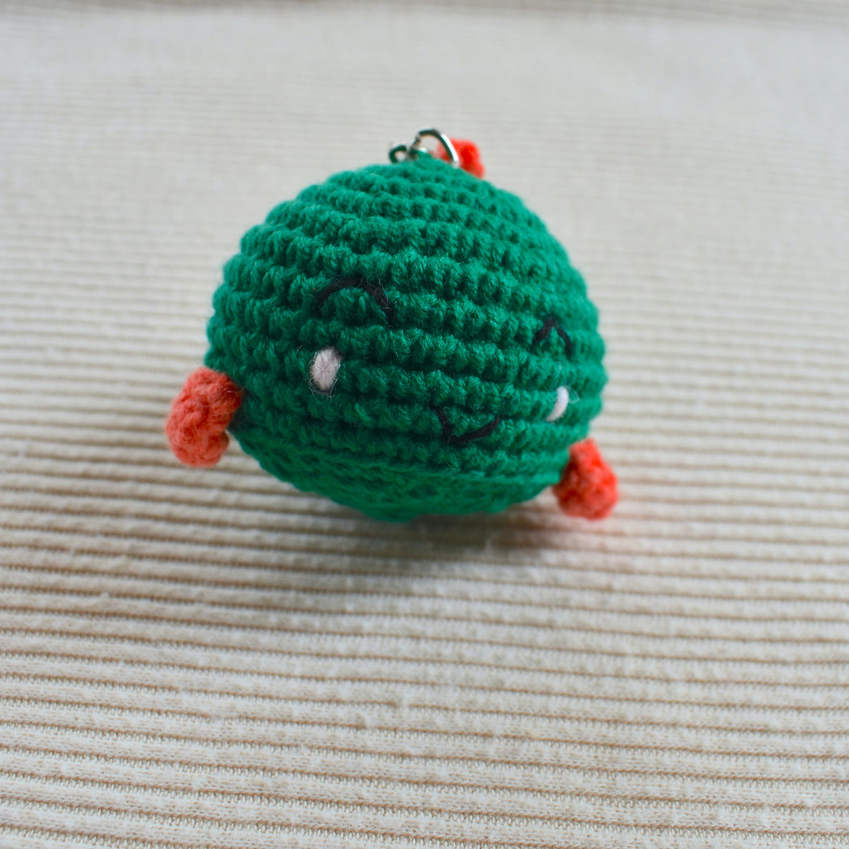 Handgehäkelter Amigurumi-Walschlüsselanhänger