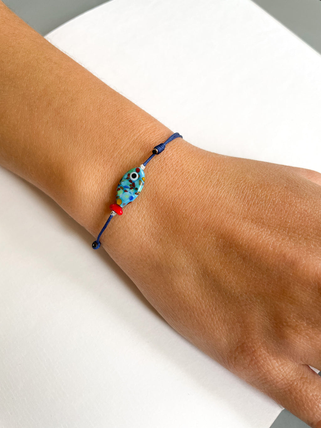 Bosporus-Fisch-Armband aus gestreiftem Glas