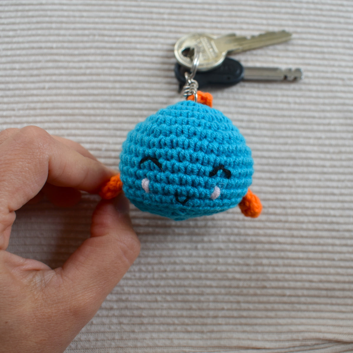 Handgehäkelter Amigurumi-Walschlüsselanhänger